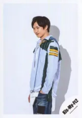 【中古】生写真(ジャニーズ) Kis-My-Ft2/宮田俊哉/膝上・衣装水色・左手ポケット・体左向き/アルバム「Yummy!!」ジャケ写撮影オフショット/公式生写真