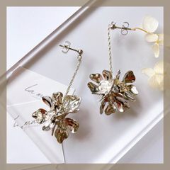 《304ステンレス 24KGP 本金メッキ ポスト》  メタル フラワー 小ぶり ブーケ チェーン ピアス 揺れる お花 クリア ビーズ ゴールド シルバー ハンドメイドピアス アレルギー対応《イヤリング変更可能》