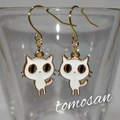 目ぱっちり白猫ちゃんピアス(イヤリング他変更可能)
