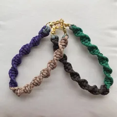 数量限定！ねじり編み バイカラーハンドストラップ　ハンドメイド　ハンドストラップ　パラコードストラップ　スマホグッズ　スマホショルダー　スマホストラップ　カメラストラップ　ウォレットストラップ　編み物　手編み　スマホアクセサリー