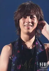 【中古】生写真(ジャニーズ) NEWS/山下智久/ライブフォト・バストアップ・シャツ黒・背景紺・目線斜め上・左手耳元「NEWS WINTER PARTY DIAMOND」/公式生写真