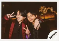 【中古】生写真(ジャニーズ) Sexy Zone/菊池風磨・佐藤勝利/横型・上半身・衣装黒・赤・紫・右手ピース・菊池肩組み/アルバム「POP × STEP!?」MVオフショット/公式生写真