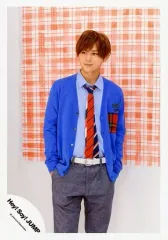 【中古】生写真(ジャニーズ) Hey! Say! JUMP/山田涼介/膝上・衣装青・シャツ水色・ネクタイ赤紺・両手ポケット・体右向き・顔左向き・背景赤白チェック柄/「キミアトラクション」PV＆ジャケ写撮影オフショット/公式生写真