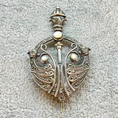 シルバーブローチ シルバー925 マーカサイト 真珠貝 アンティークジュエリー アンティークシルバー ホワイト レディース エネルギー 天然石 925刻印 ハンドメイド 一点もの 手作り ヴィンテージ カジュアル ユニセックス メンズ