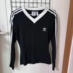 ベビモンアヒョン着用adidasロンＴサイズXS美品 アディダス ロンT XSサイズ アヒョン着 ベイビーモンスター 長袖
