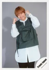 【中古】生写真(ジャニーズ) Travis Japan/中村海人/膝上・衣装白.グレー・両手グー・笑顔/「Travis Japan LIVE TOUR 2020 ENTER 1234567」グッズオフショット/公式生写真