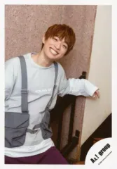 【中古】生写真(ジャニーズ) Aぇ! group/福本大晴/膝上・衣装白.グレー.紫・左手上げ・笑顔・顔傾げ/「Aぇ! group Zepp LIVE 2020 STARTING NOW 413」グッズオフショット/公式生写真