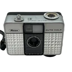 Ricoh F2.8 オートハーフシリーズ コンパクトカメラ ケース付き フイルムカメラ】ゼンマイ仕掛けでフイルム巻き上げ自動のカメラ