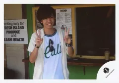 【中古】生写真(ジャニーズ) Mr.King vs Mr.Prince/神宮寺勇太/横型・上半身・衣装白・緑・両手ピース・歯見せ・後ろ売店/キンプリハワイ第一弾/公式生写真