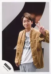 【中古】生写真(ジャニーズ) 嵐/大野智/膝上・衣装白・茶色・グレー・左手ピース/公式生写真