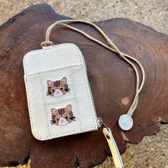 パスケース2枚用 小銭入れ付き（ホワイトの革に茶トラ猫の刺繡）03003-42