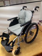日進医療器 自走用 多機能 軽量 ノーパンクタイヤ 車椅子 NA-U7 - メルカリ