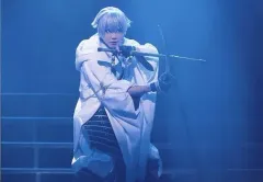 【中古】生写真(男性) 健人(鶴丸国永)/ライブフォト・横型・膝上・両手武器・照明青/「舞台『刀剣乱舞』悲伝 結いの目の不如帰」舞台写真ブロマイド(個人セット)