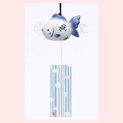 染付　陶器製の風鈴（金魚）　◎2個目～大幅値引き対象商品　※ウインド,ウィンドチャイム,サマー,納涼,飾り,民芸品,工芸品,おみやげ,インテリア,定番,ギフト,プレゼント,可愛い,かわいい,日本,伝統,和室,風情,レトロモダン,まとめ買い