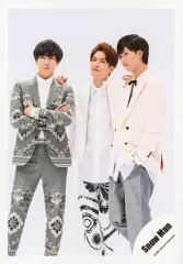 【中古】生写真(ジャニーズ) Snow Man/阿部亮平・深澤辰哉・宮舘涼太/膝上・衣装白・グレー・宮舘腕組み・深澤両手肩・背景白/シングル「D.D. / Imitation Rain」MV＆ジャケ写オフショット/公式生写真