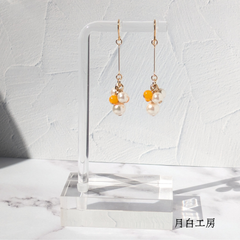 NO.44　シルキーパールとドイツ製アクリルビーズ（カレンデュラ）のピアス