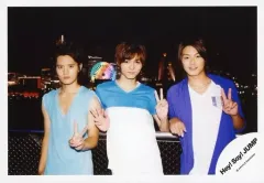 【中古】生写真(ジャニーズ) Hey! Say! JUMP/集合(3人)/横型・上半身・衣装水色・白・紫・ピース・センター薮・野外・背景黒/「ウィークエンダー/明日へのYELL」PV＆ジャケ写撮影オフショット/公式生写真
