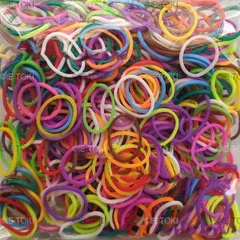 女の子と女性のための花が付いたゴムブレスレット さまざまな色の600手作りのゴムブレスレット