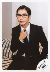 【中古】生写真(ジャニーズ) ジャニーズWEST/藤井流星/膝上・座り・衣装黒・白・スーツ・眼鏡・右手ネクタイ/「ジャニーズWEST LIVE TOUR 2019 WESTV!」グッズオフショット/公式生写真