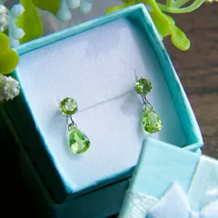 ペリドットの宝石の雫ピアス