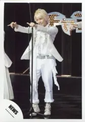 【中古】生写真(ジャニーズ) NEWS/手越祐也/全身・衣装白・シルバー・両腕上げ・親指小指立て・目線左・ウィンク・チャンカパーナ/公式生写真