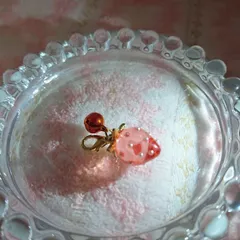 苺のチャーム(ストラップ付き)