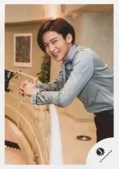 【中古】生写真(ジャニーズ) ジャニーズ/目黒蓮/膝上・衣装グレー・体左向き/18春 長谷川純・Snow Man・ジュニア 「滝沢歌舞伎2018」パンフレット撮影オフショット/公式生写真