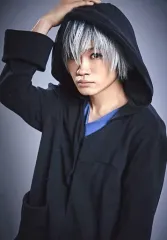 【中古】生写真(男性) 鳥越裕貴(小林芳雄)/上半身・背景グレー・キャラクターショット/セットA/舞台「TRICKSTER～the STAGE～」ブロマイド