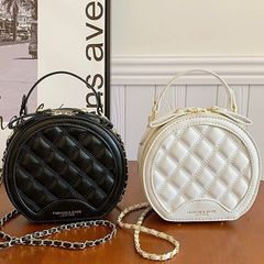 【新品】レトロガーリー♡サークルキルティングショルダーバッグ レディース バッグ ショルダーバッグ 丸 ハンドバッグ 白 黒　G0439