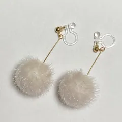 ファーボールのノンホールピアス（ホワイト）