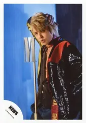 【中古】生写真(ジャニーズ) NEWS/手越祐也/膝上・衣装黄黒・赤・茶・右手頭・体左向き・「M」のオブジェ・背景青/「EMMA」PV＆ジャケ写撮影オフショット/公式生写真