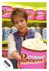 【中古】生写真(ジャニーズ) 嵐/二宮和也/膝上・シャツ白・ベストグレー・両手ポップコーン・背景緑/公式生写真