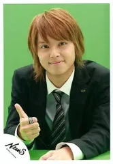 【中古】生写真(ジャニーズ) NEWS/手越祐也/ライブフォト・スーツ黒・シャツ白・背景緑・右手親指立て/公式生写真