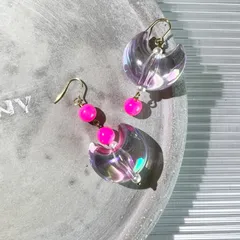 ネオンピンクの月ピアス・イヤリング