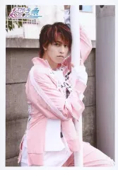 【中古】生写真(男性) 超特急/タカシ(松尾太陽)/膝上・衣装ピンク・白・両手柱・右向き/FC会員通販限定 リョウガプロデュース衣装 生写真セット第75弾