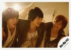 【中古】生写真(ジャニーズ) Kis-My-Ft2/玉森裕太・千賀健永・宮田俊哉/横型・上半身・衣装白黒・肩組み・目線右・セピア色/公式生写真