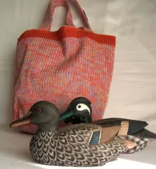 ＃手芸人のバッグ　多色彩染め糸のトート　ニット・トートバッグ　No.19　楽しさを呼ぶバッグ　手芸人が制作したバッグ　このバッグを持って街中散歩