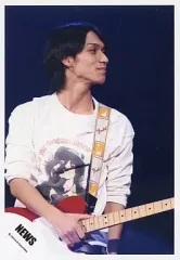 【中古】生写真(ジャニーズ) NEWS/錦戸亮/ライブフォト・上半身・衣装白・ギター・目線右・背景黒/公式生写真