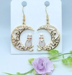 ★三日月型　ピアス　白猫★フック型★大きめ★オシャレ★新品★送料無料★迅速発送