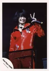 【中古】生写真(ジャニーズ) Hey! Say! JUMP/知念侑李/ライブフォト・膝上・衣装赤・左手ピース・左手マイク・目線右・笑顔・背景黒/公式生写真
