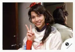 【中古】生写真(ジャニーズ) 7WEST/重岡大毅/横型・バストアップ・歌舞伎衣装白・右手ピース・歯見せ・背景鏡/公式生写真