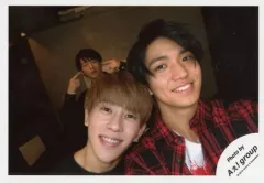 【中古】生写真(ジャニーズ) Aぇ! group/末澤誠也・福本大晴・正門良規/横型・バストアップ・衣装黒・赤・笑顔・末澤首傾げ・後ろに福本/「Ｊohnnys’ ISLAND セルフィー」/公式生写真(アイランドストア限定)