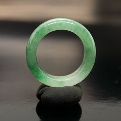 清時代 淡緑色 T天然石 翡翠 円柱形 バングル 本玉 本翡翠 - メルカリ