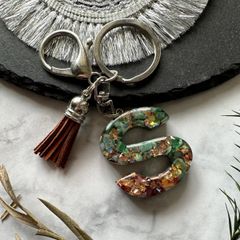Safari green☆レジンイニシャルキーホルダー　S
