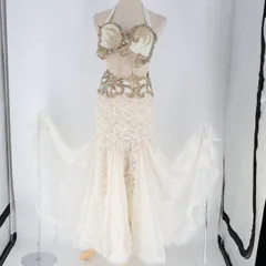 【ベリーダンス用 オリエンタル衣装】ホワイト×ベージュ ラインストーン ビーズ 豪華 クリーム色 白 フリル レース 華やか 綺麗 大きく広がる裾 ブラトップ ベルト スカートセット 花のコスチューム付き 女性らしい