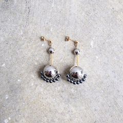 Ouca（ウーサ）ピアス／独創的でしなやかなフォルムにこだわったピアスコレクション/GD×SVミックスカラーのラウンドパーツ+小粒天然石ピアス