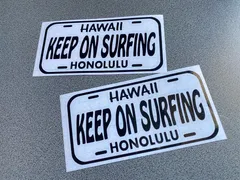 【カラー選択可能】US ナンバー プレート 008 KEEP ON SURFING HONOLULU ハワイ ステッカー 2枚セット 送料無料