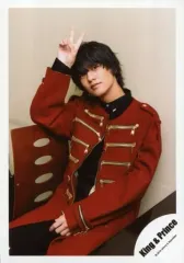 【中古】生写真(ジャニーズ) King ＆ Prince/高橋海人/膝上・衣装赤・黒・右手ピース・頭・顔左傾け・背景ベージュ/アルバム「King ＆ Prince」MV＆ジャケ写オフショット/公式生写真