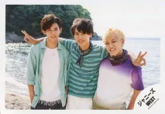 【中古】生写真(ジャニーズ) ジャニーズWEST/集合(3人)/横型・上半身・センター藤井・両手ピース・背景海/『人生は素晴らしい』PV＆ジャケ写撮影/公式生写真