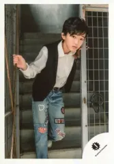 【中古】生写真(ジャニーズ) 関西ジャニーズJr./道枝駿佑/膝上・衣装白黒・右手扉・左足曲げる/18初春 関西ジャニーズJr. コンサートグッズ撮影オフショット/公式生写真